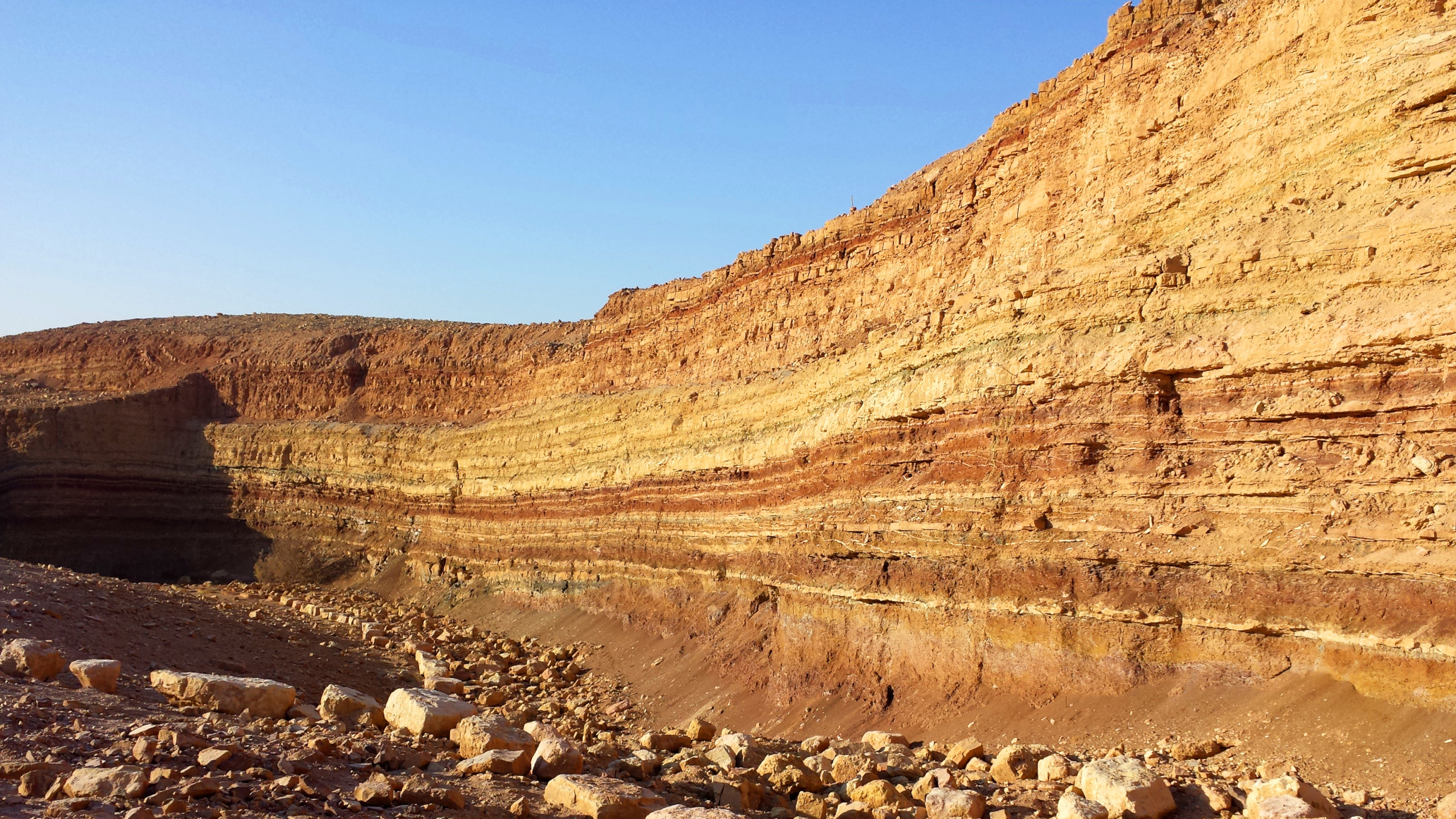 Felswand im Machtesch Ramon, Israel